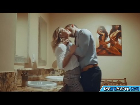 ❤️ Pe a faaosoosoina oe e se blonde busty i totonu o se faletaele lautele ️ Vitio feusua'iga ❤